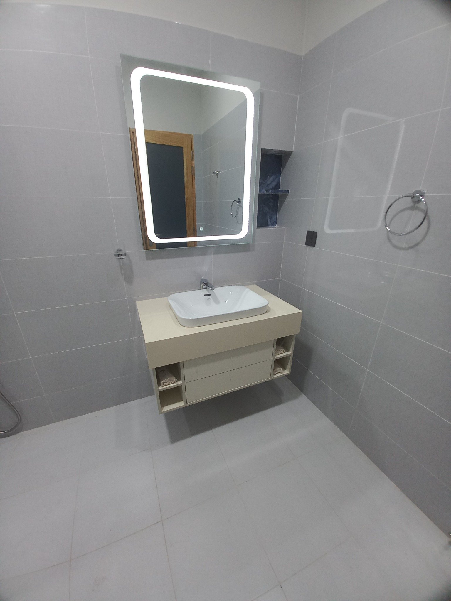 Modern bathroom vanity